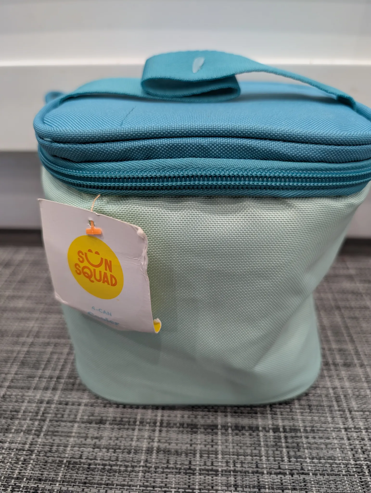 BNWT 4 can cooler photo 1