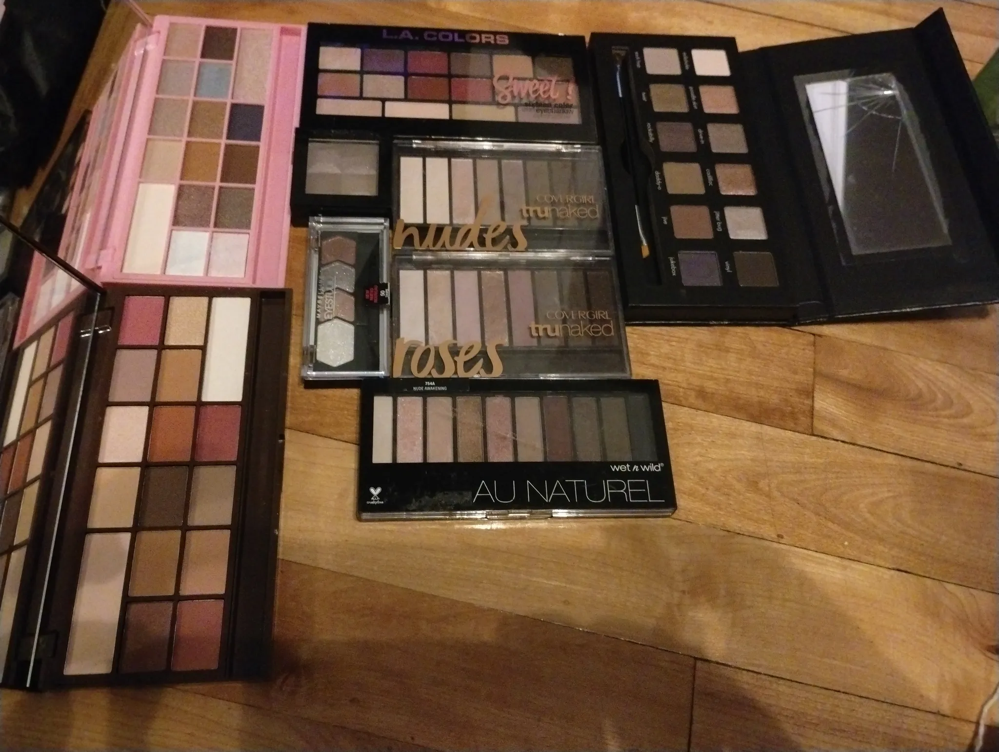 Various eyeshadow palettes photo 1