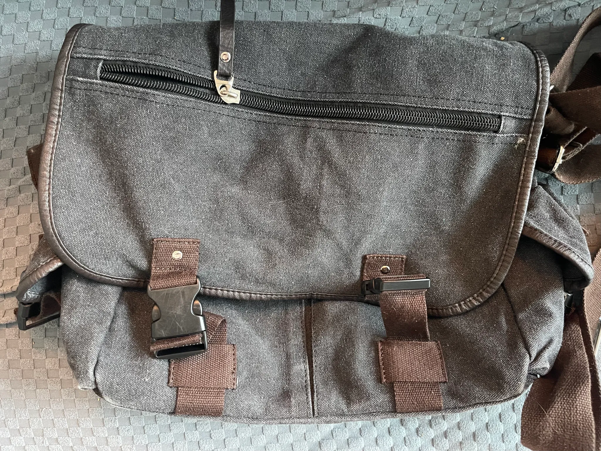 Messenger bag with broken strap photo 1