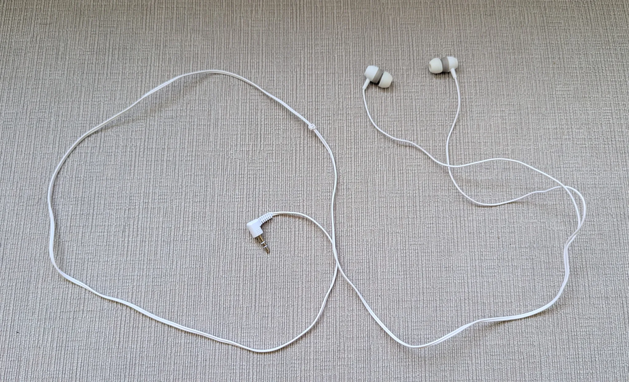White Wired Earbuds photo 1