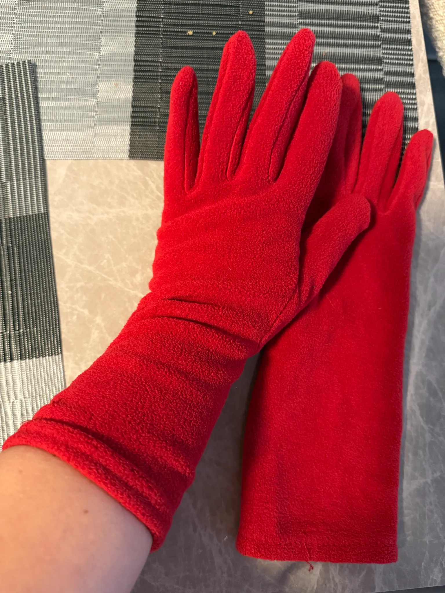 Red "Le Château" Fleece Gloves photo 1