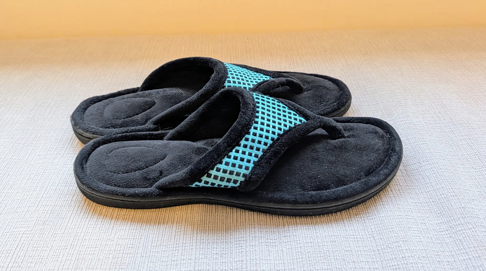 Brand New Therapedic Women's Flip Flop Slippers - Size Small photo 1