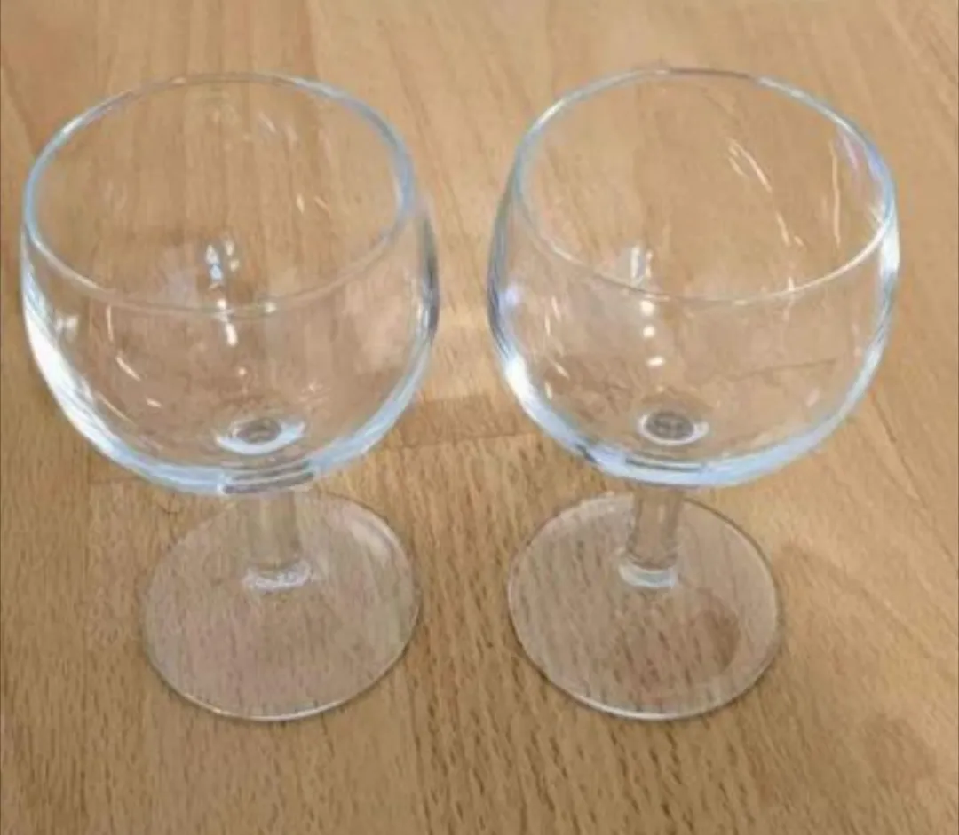 Set of 2 Wine Glasses photo 1