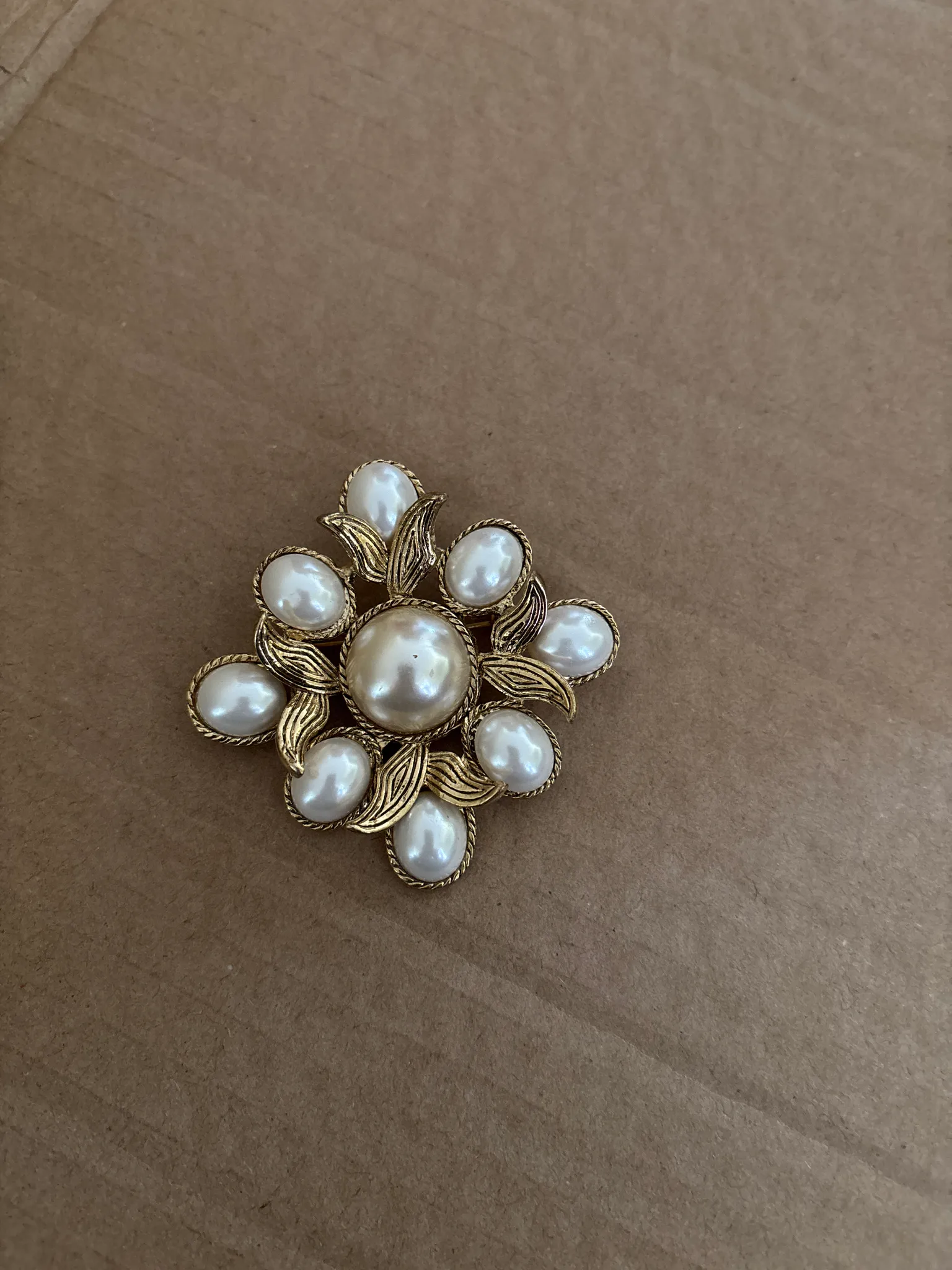 Brooch photo 1