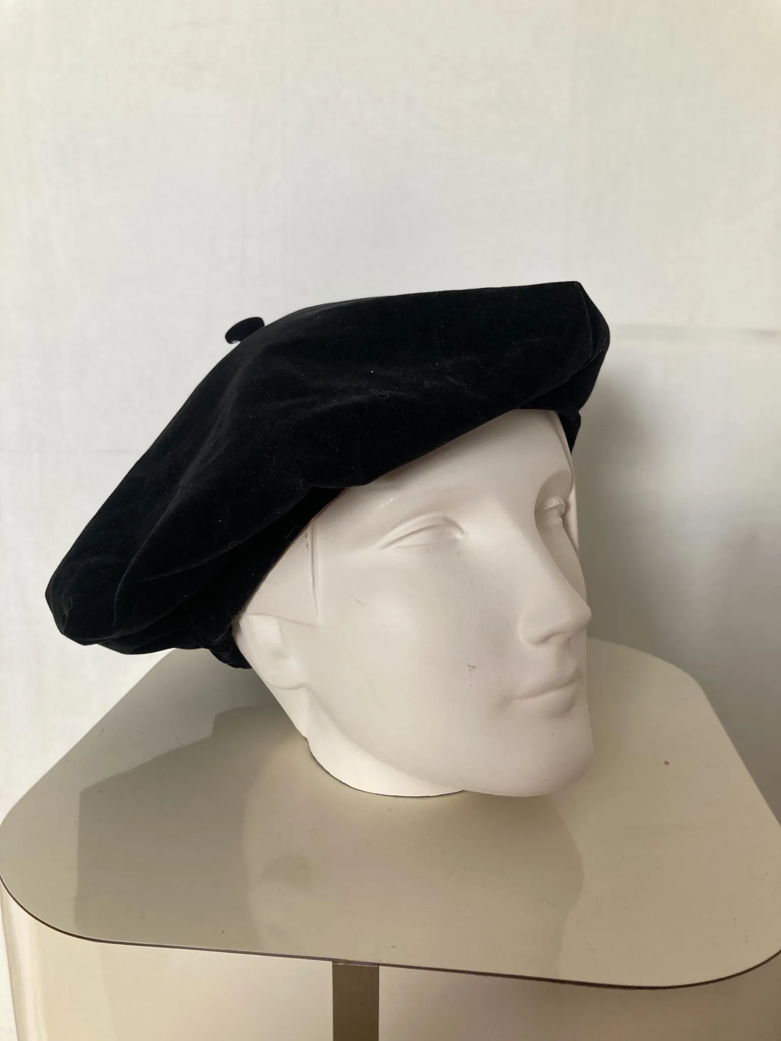 Vintage velvet beret photo 1