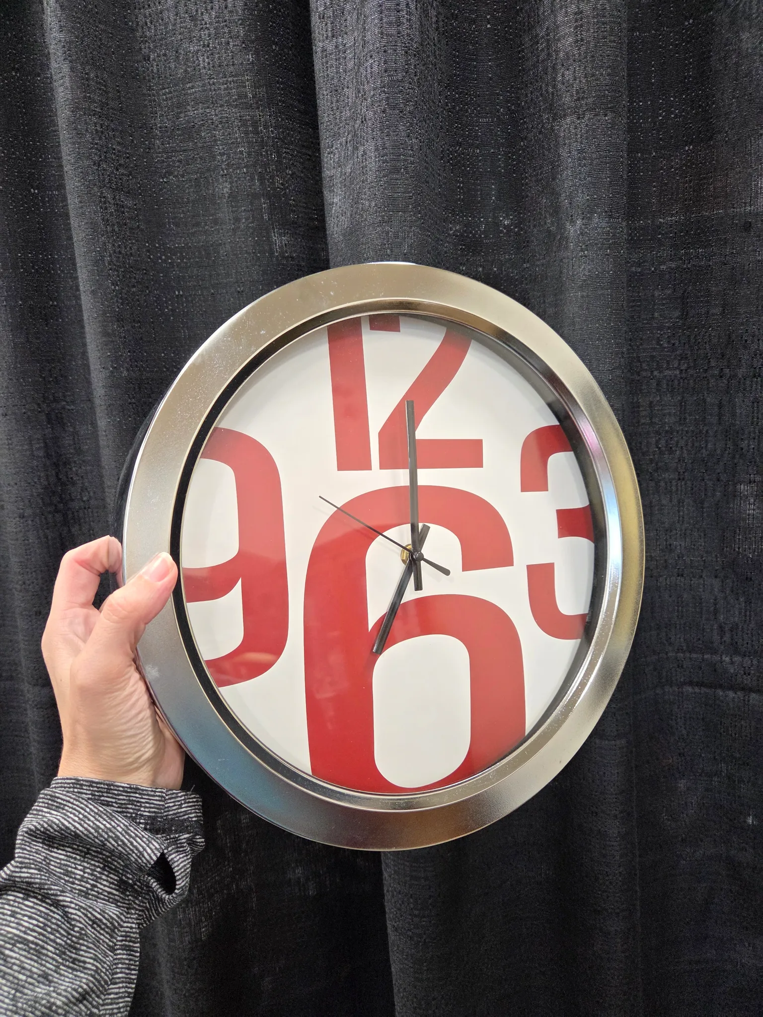 Red modern clock photo 1