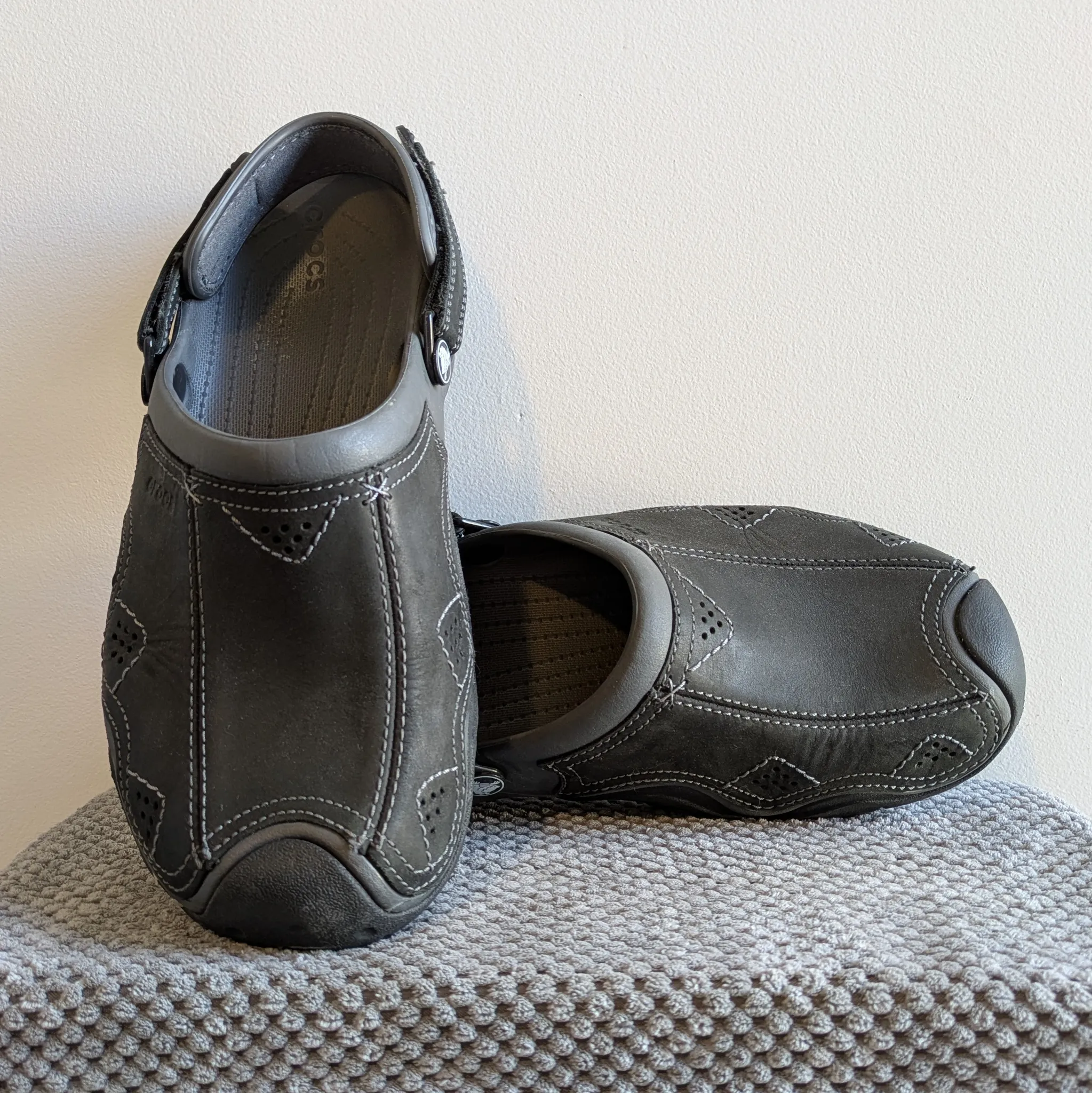 szM10 - Crocs suede slides photo 1