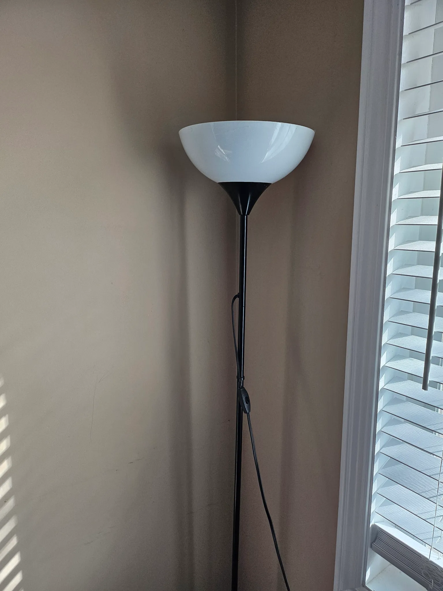 (Broken) Standing Lamp photo 1