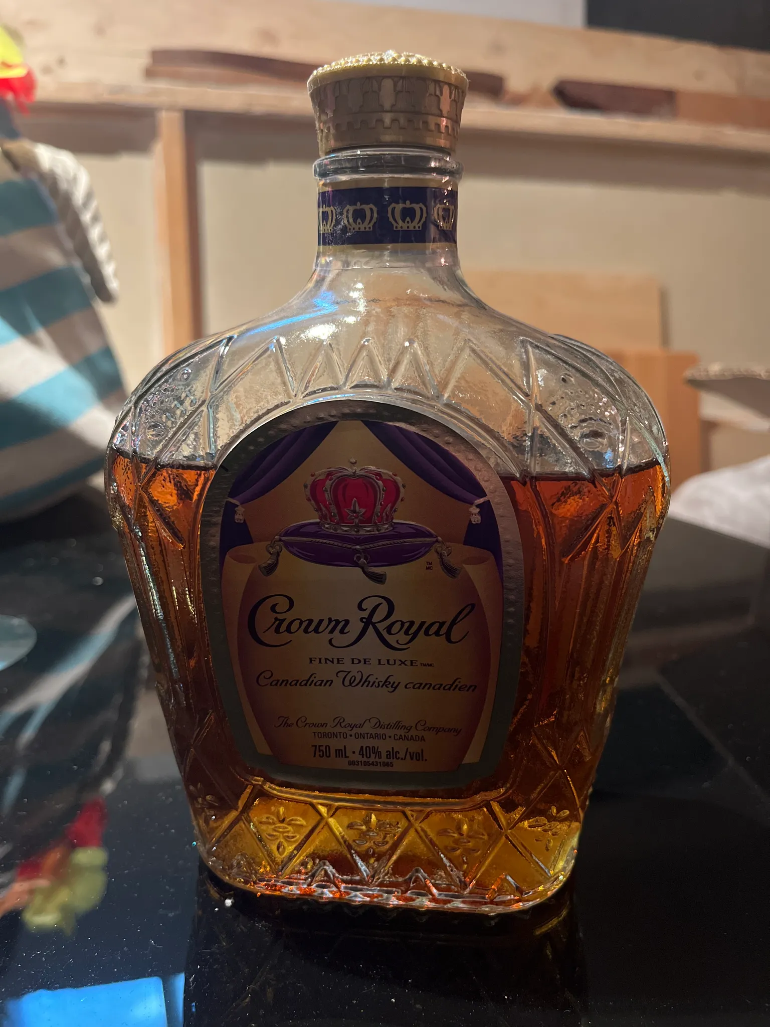 26 oz Crown Royal ouvert/opened  photo 1