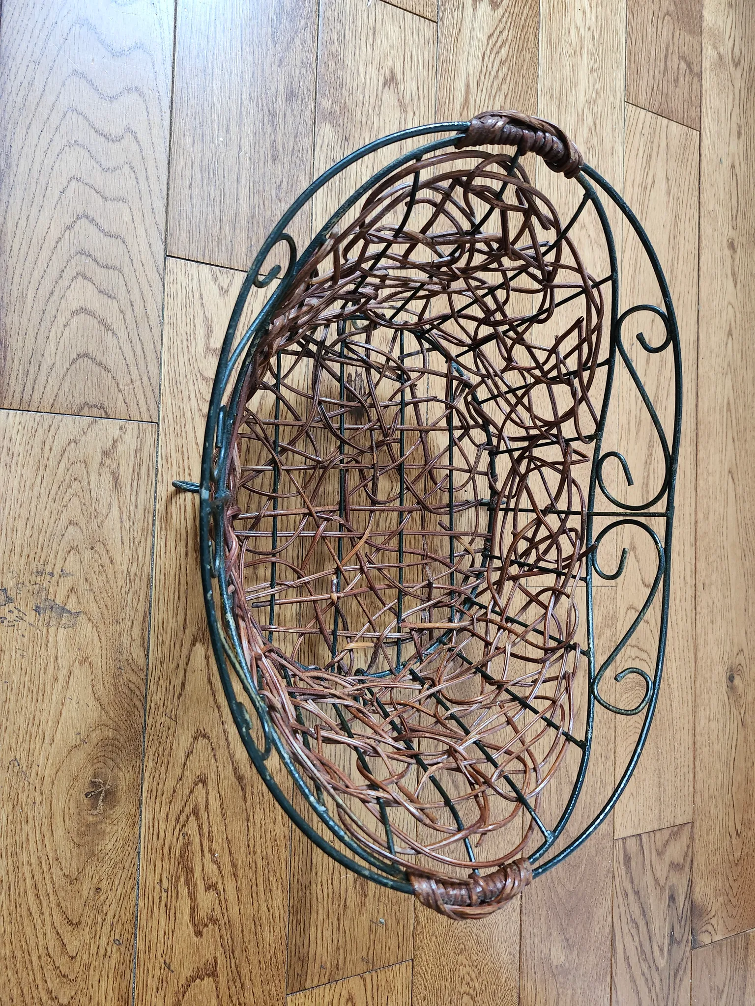 Metal / Wicker basket photo 1