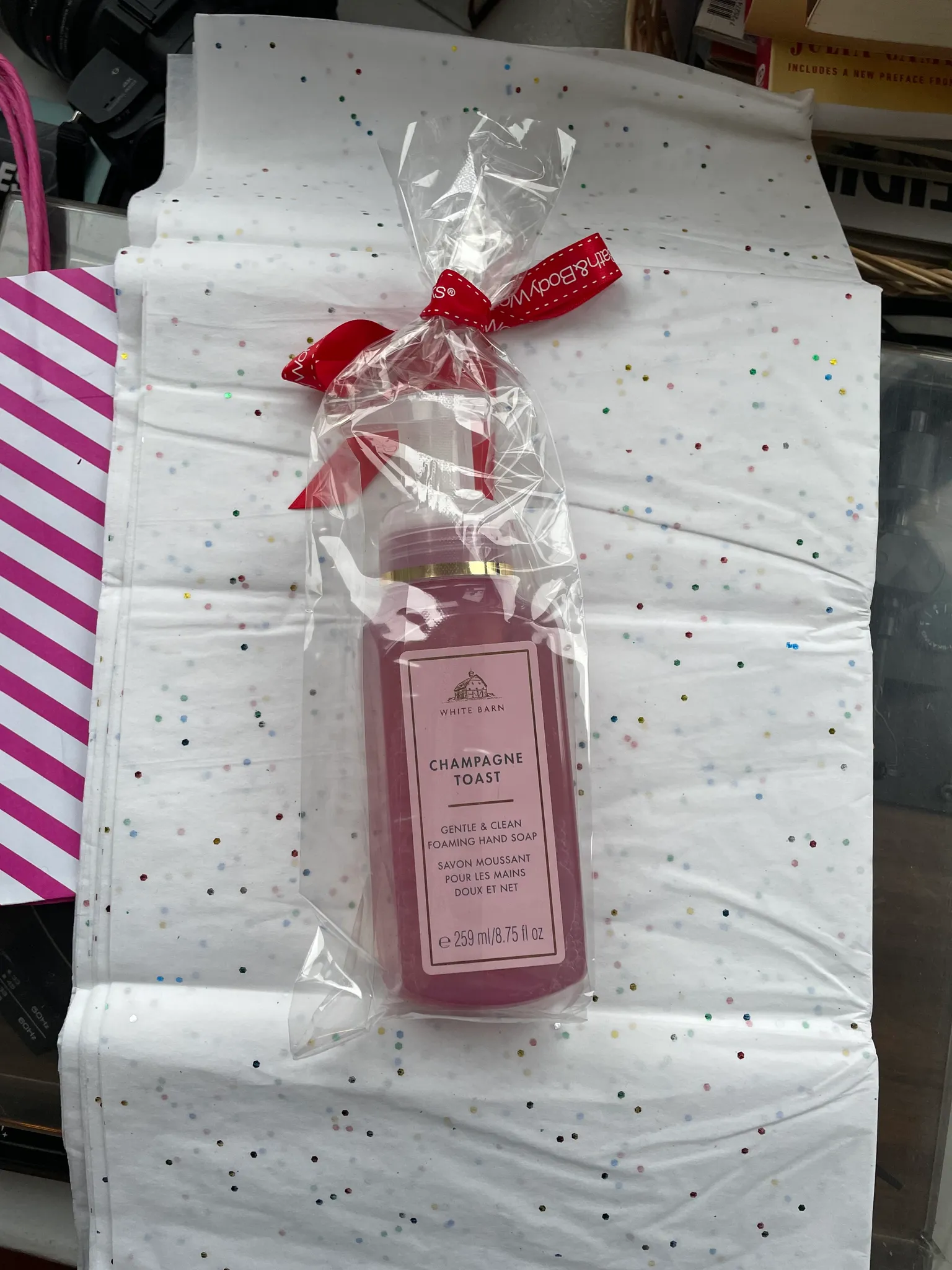 Bath and bodyworks: Champagne Toast Hand Soap  photo 1