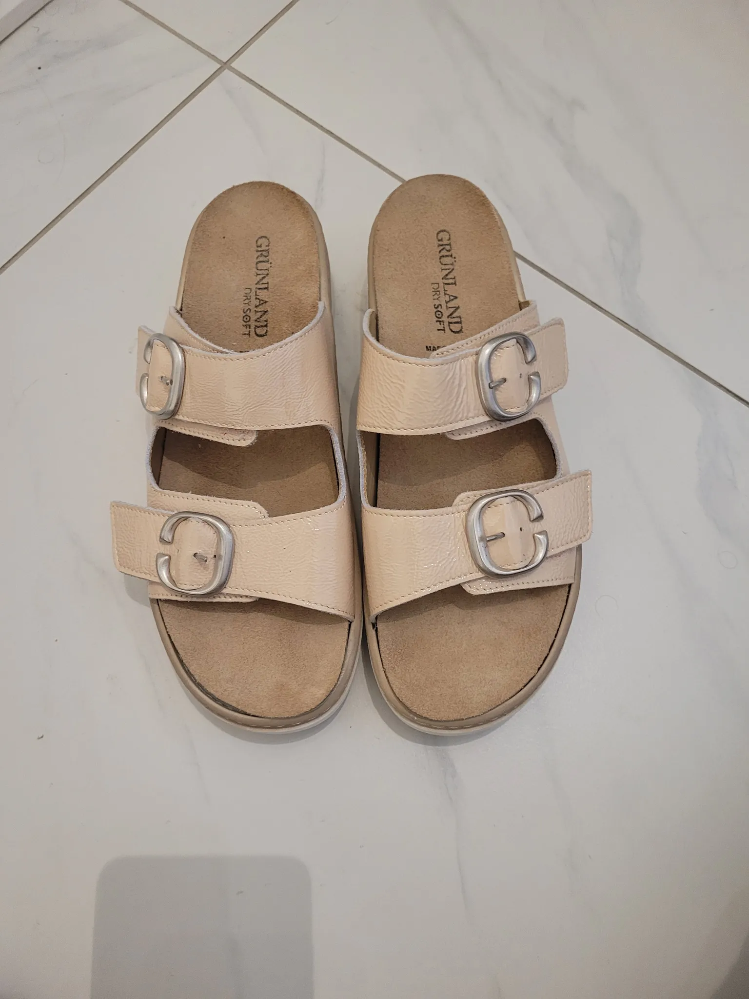 Beige sandals photo 1