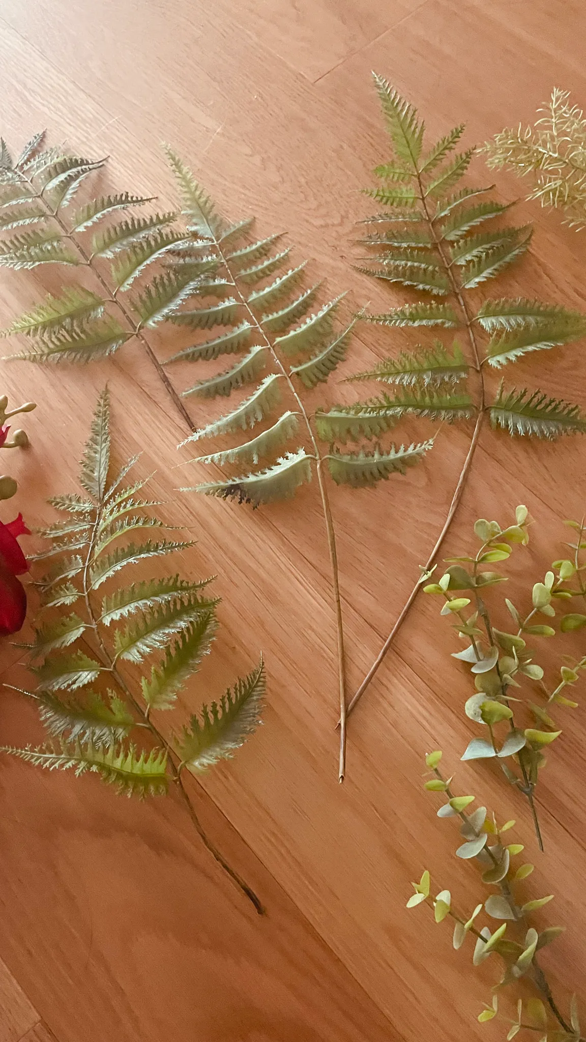 Lots of artificial plants/flowers photo 1