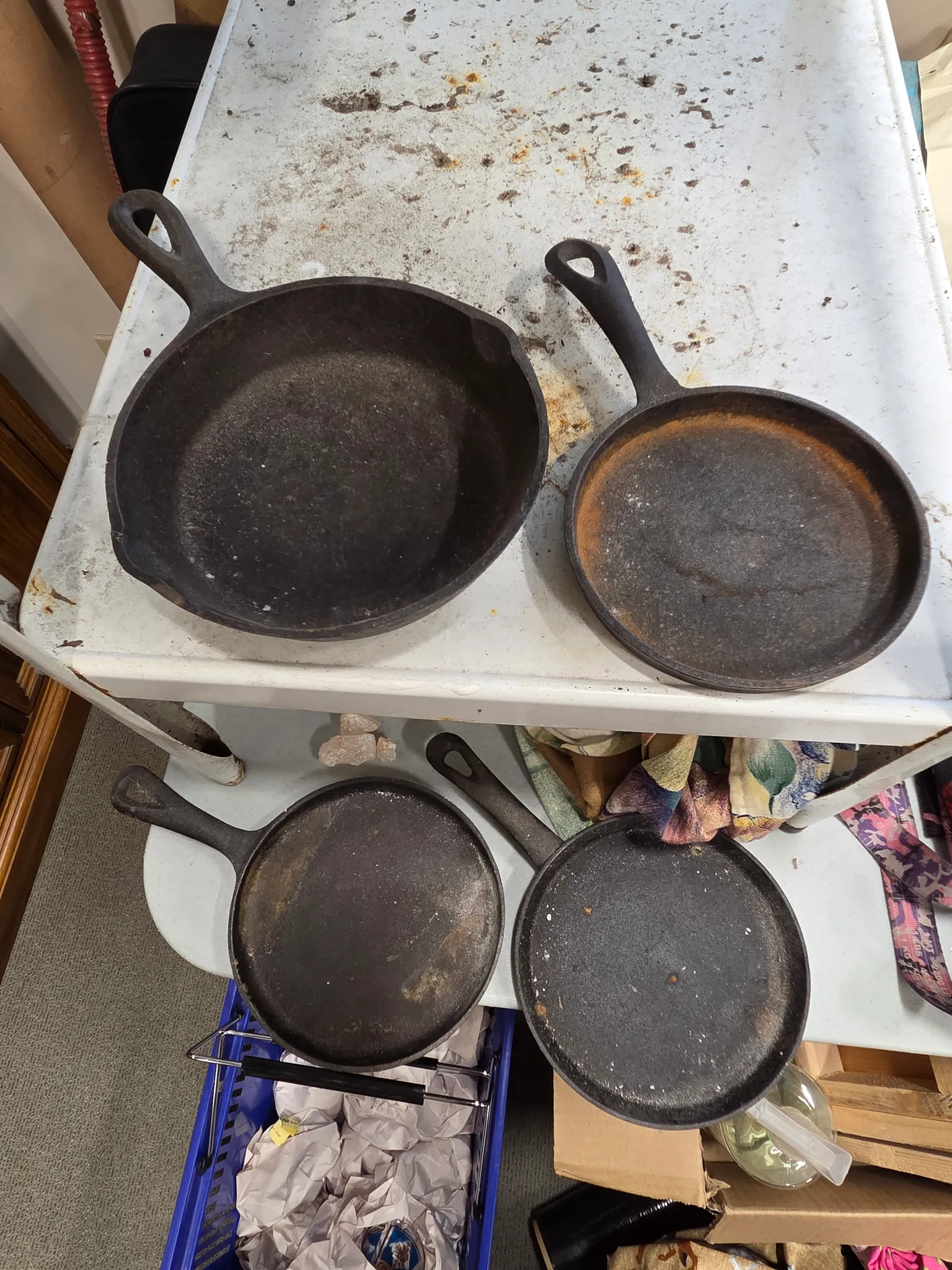 4 small cast iron pans photo 1