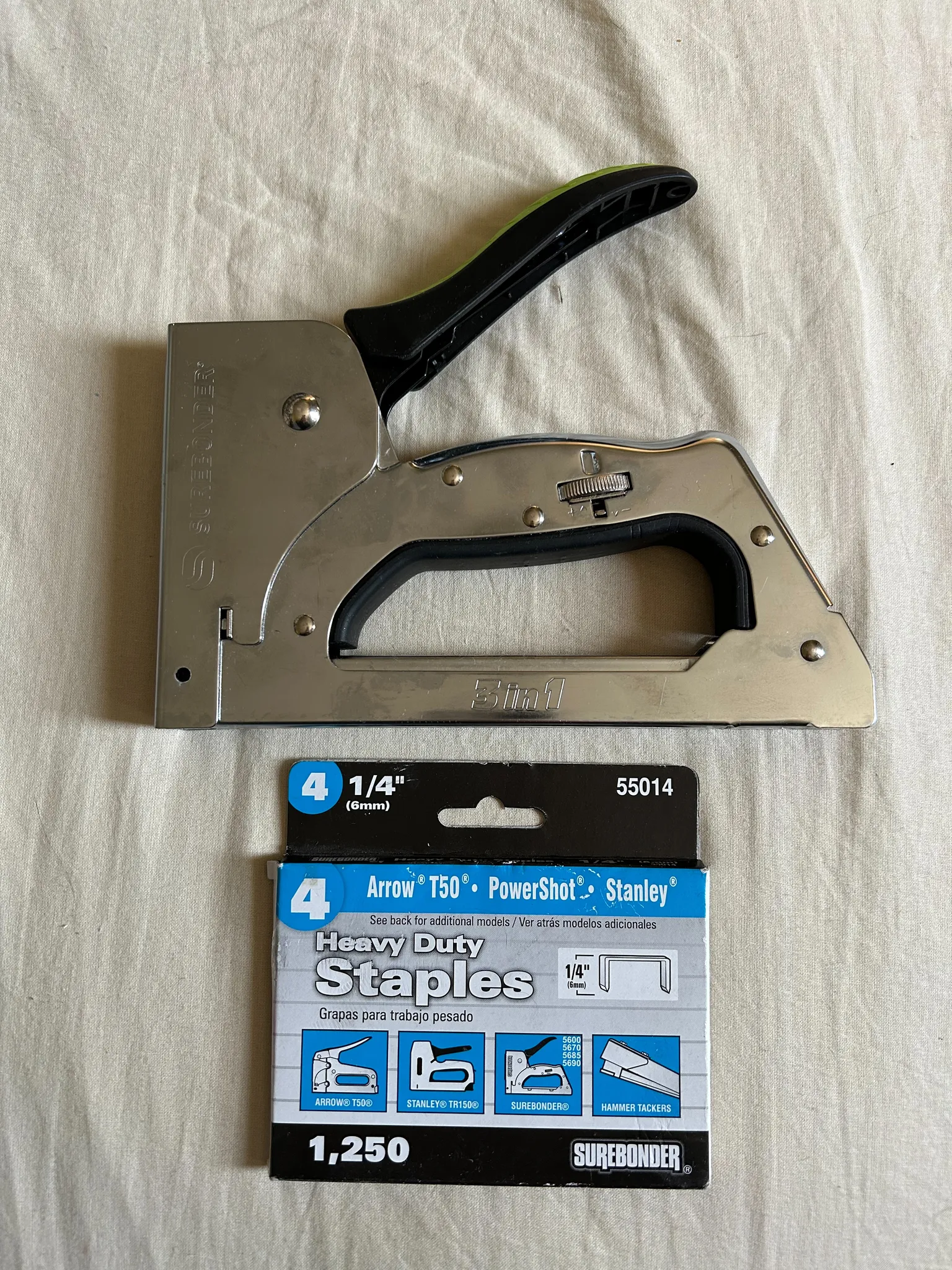 Heavy duty stapler with staples photo 1